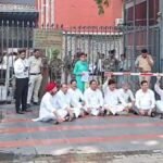 उत्तराखंड में चुनाव आयोग के बाहर कांग्रेस नेताओं का धरना, SIR में गड़बड़ी का विरोध।