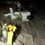 उत्तराखंड में यहाँ उफनती नदी में पलटा मैक्स वाहन, SDRF ने जान पर खेलकर 2 लोगों को बचाया।