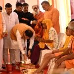 उत्तराखंड में मुख्यमंत्री धामी ने शिवभक्त कांवड़ियों का किया भव्य स्वागत, पुष्पवर्षा और चरण प्रक्षालन के साथ अभिनंदन, श्रद्धालुओं को अपने हाथों से परोसा भोजन।