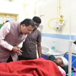 उत्तराखंड में आज टनल हादसे में घायलों से मिले सीएम धामी।