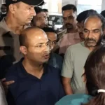 उत्तराखंड में यहाँ सड़क पर गिरे करंट वाले तार ने ली मां-बेटी की जान, ग्रामीणों का हंगामा।
