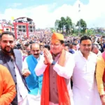 उत्तराखंड के देवीधुरा में 8 मिनट बरसी बग्वाल, CM धामी बने ऐतिहासिक पाषाण युद्ध के साक्षी।