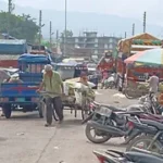 उत्तराखंड के देहरादून में मुनाफे के फेर में पार्किंग की जगह बना दीं दुकानें, जाम से बेहाल व्यापारी और ग्राहक।