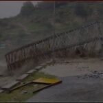 उत्तराखंड के चमोली जिले में नीति घाटी में बादल फटने के कारण उफान पर आए तमक नाले में चीन सीमा को जोड़ने वाला बैली ब्रिज बहा।