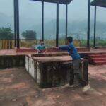 उत्तराखंड की खेल मंत्री के क्षेत्र का हाल, यहाँ श्मशान घाट में टेबल टेनिस की प्रैक्टिस कर रहे खिलाड़ी।