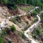 उत्तराखंड के बागेश्वर में बदहाल सड़क पर ग्रामीणों का आक्रोश, 8 किमी लंबी मानव श्रृंखला बनाकर प्रदर्शन।