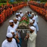 यहाँ कांवड़ियों ने जनाजे के लिए रोक दी हजारों की भीड़, चेन बनाकर शिवभक्तों ने हाईवे पर दिया रास्ता।