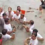 हर की पौड़ी पर गंगा संग खेली गई ‘दूध की होली’, 116 साल पुरानी कहानी से जुड़ी है ये अनोखी परंपरा।
