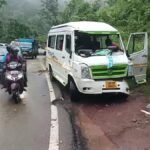 उत्तराखंड में यहाँ हाईवे पर हाथियों का तांडव, मचा हड़कंप, टेंपो ट्रैवलर क्षतिग्रस्त।