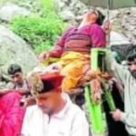 उत्तराखंड में यहाँ सड़क बंद होने का खामियाजा: बेहोश महिला को डंडी-कंडी पर 7 किमी ढोकर पहुंचाया अस्पताल।