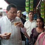 उत्तराखंड में सीएम धामी की सादगी ने दिया ‘लोकल फॉर वोकल’ का संदेश, मेलाघाट रोड पर पैदल चलकर मिलन डेरी में पी चाय।