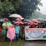 उत्तराखंड के बिंदुखत्ता राजस्व गांव में भारी बारिश के बीच पदयात्रा में उमड़ा ग्रामीणों का हुजूम।