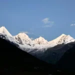 उत्तराखंड में ताजा बर्फबारी से ओम पर्वत पर ‘ॐ’ के अद्भुत दर्शन, चमक रहीं पंचाचुली की चोटियां।