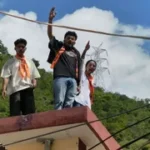 उत्तराखंड के पिथौरागढ़ में बलुवाकोट कॉलेज में 6 मांगों को लेकर छात्रों का छत पर प्रदर्शन, भाजपा नेताओं ने कराया शांत।