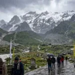 उत्तराखंड में केदारनाथ की चोटियों पर बर्फबारी से बढ़ी ठंड, बारिश के कारण रुद्रप्रयाग जिले में 14 सड़कें बंद।