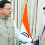 उत्तराखंड में बनेगी देश की अपनी फ्लाइंग कार, युवा इनोवेटर रवि टम्टा के साथ खड़े हुए सीएम धामी।