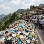 उत्तराखंड में वीकेंड पर मसूरी में उमड़े पर्यटकों के हुजूम से शहर में पसरा कचरा, चरमराई कूड़ा निस्तारण व्यवस्था।