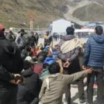 उत्तराखंड के केदारनाथ में दुकानों को हटाने के विरोध में व्यापारियों का हेलिपैड पर धरना, पांच घंटे बाधित रही हेली सेवा।