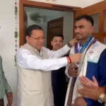 उत्तराखंड के एशियन गेम्स में कांस्य पदक विजेता बॉक्सर कपिल पोखरिया ने CM धामी से की भेंट।