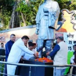उत्तराखंड में सीएम धामी ने सरदार पटेल को पुष्पांजलि अर्पित कर किया नमन।